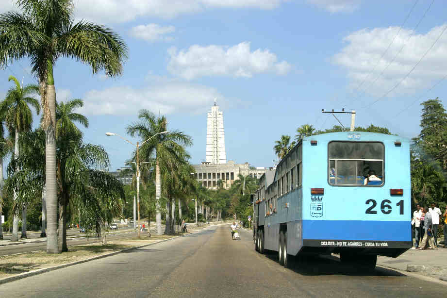 Taxi along Avenida de la Independencia